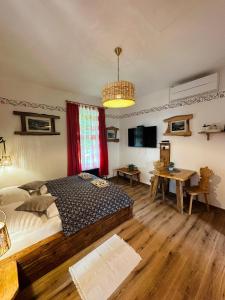 um quarto com uma cama e uma mesa num quarto em Rooms Murka em Bled