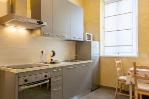 Leader Apartment 2 في ميلانو: مطبخ صغير مع مغسلة وثلاجة