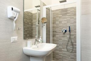 ein Bad mit einem Waschbecken und einer Dusche in der Unterkunft Leader Apartment 2 in Mailand