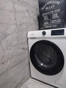 uma máquina de lavar roupa com um sinal em cima em Apartman Ivan em Kaštela