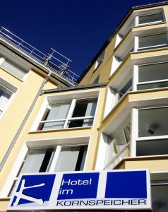 un panneau devant un bâtiment dans l'établissement Hotel im Kornspeicher, à Marbourg