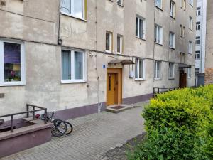 rower zaparkowany przed budynkiem w obiekcie Apartament na Żeromskiego w mieście Gdynia