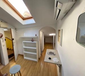 a small room with a table and a skylight at San Bernabé, apartamento para 2 en las Vistillas junto a metro Puerta de Toledo in Madrid