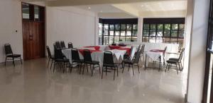 ein Esszimmer mit einem Tisch und Stühlen in der Unterkunft Sky Beach Hotel in Wakiso