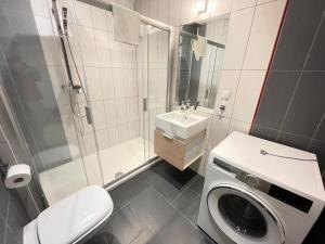 W łazience znajduje się pralka i umywalka. w obiekcie Apartament Park Zakrzowek w Krakowie