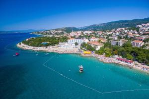 een luchtfoto van een strand met boten in het water bij Apartment Bojana in Novi Vinodolski