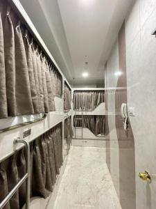 Postel nebo postele na pokoji v ubytování AVIRAHI HOTEL