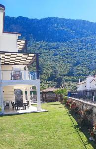 Nespecifikovaný výhled na hory nebo výhled na hory při pohledu z vily