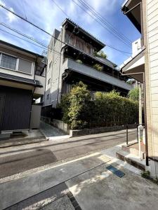 una strada vuota di fronte a un edificio di 【Kyoto 幸】東寺まで１分、京都駅から15分！立地が便利な丸ごと貸し切る一軒家 a Kyoto
