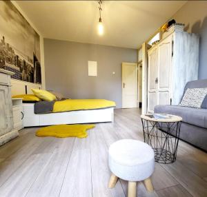 Posezení v ubytování Cozy apartment with balcony 10 min from the beach