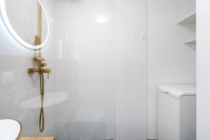 een badkamer met een douche, een spiegel en een toilet bij 13 Gdynia Centrum - Apartament Mieszkanie dla 5 os in Gdynia