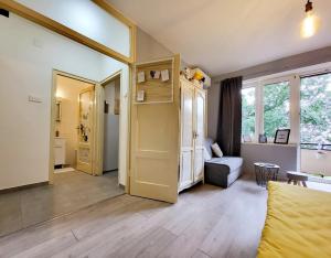 Posezení v ubytování Cozy apartment with balcony 10 min from the beach
