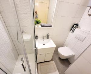 Koupelna v ubytování Cozy apartment with balcony 10 min from the beach