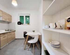 Kuchyň nebo kuchyňský kout v ubytování Cozy apartment with balcony 10 min from the beach