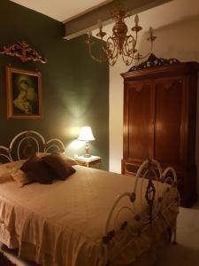 - une chambre avec un grand lit et une commode dans l'établissement Dar is-Sliem, à Tarxien