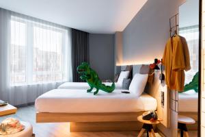 Ein Bett oder Betten in einem Zimmer der Unterkunft Moxy The Hague