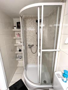 een douche met een glazen deur in de badkamer bij Ferien-Whg Souterrain Exklusives App Stella Maris mit Parkplatz direkt am Steinhuder-Meer in Wunstorf