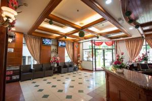 un grand hall avec une salle d'attente avec des canapés et des fleurs dans l'établissement SC Hotel Melaka, à Malacca