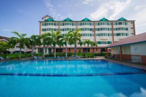 une grande piscine en face d'un hôtel dans l'établissement SC Hotel Melaka, à Malacca