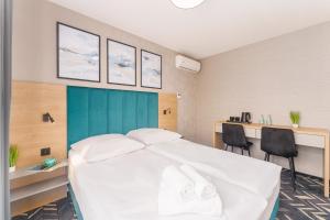 Pokój hotelowy z białym łóżkiem i biurkiem w obiekcie Mielno Hotel Boutique w mieście Mielno
