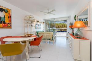 een keuken en eetkamer met een tafel en stoelen bij Les Magnolies in Platja  d'Aro