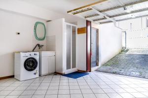 a laundry room with a washing machine and a window at Sulle Note Del Mare in Follonica