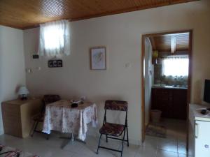 Habitación con mesa, 2 sillas y cocina. en An Entire studio- Farida-Free Parking-Wifi en Xirokámbion