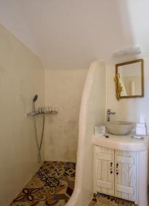 a bathroom with a sink and a mirror at CASA ARISTA in Fira