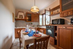 una cocina con una mesa con comida. en Le Gattaie Bellavista en Terranuova Bracciolini