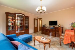 sala de estar con sofá azul y mesa en Le Gattaie Bellavista, en Terranuova Bracciolini