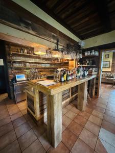 um bar com uma mesa de madeira num quarto em Rooms Murka em Bled