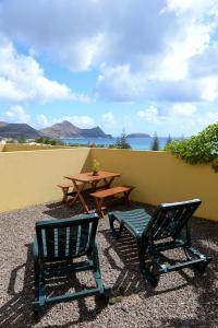 Duas cadeiras, uma mesa de piquenique, uma mesa e cadeiras. em Bela Vista Capazi em Porto Santo