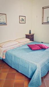Cette chambre comprend un grand lit et une table. dans l'établissement Azienda Agricola Cesca Daniele, à Moncalvo