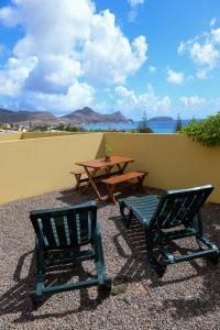 2 sedie e un tavolo e un tavolo da picnic con vista di Bela Vista Capazi a Porto Santo