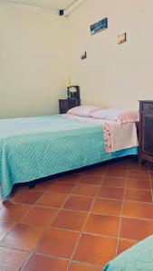 - 2 lits dans une chambre revêtue de carrelage dans l'établissement Azienda Agricola Cesca Daniele, à Moncalvo