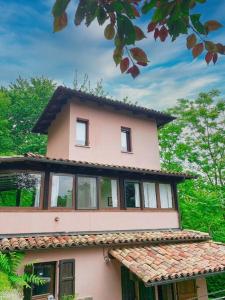 une maison rose avec des fenêtres au-dessus dans l'établissement Azienda Agricola Cesca Daniele, à Moncalvo