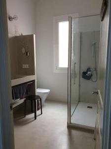 W łazience znajduje się przeszklony prysznic i toaleta. w obiekcie MyVilanovaMarina w mieście Vilanova i la Geltrú