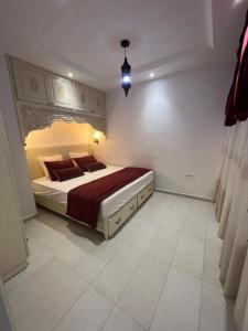 een slaapkamer met een groot bed in een kamer bij Dar El HABIB in Douar el Hafey
