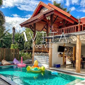 uma piscina com uma villa de piscina ao fundo em Avita Pool Villa em Sichon