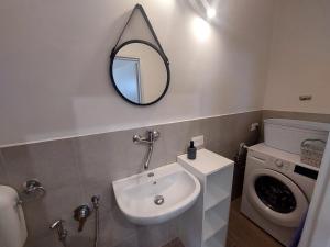 La salle de bains est pourvue d'un lavabo et d'un miroir mural. dans l'établissement Casa Mafalda, à Spolète