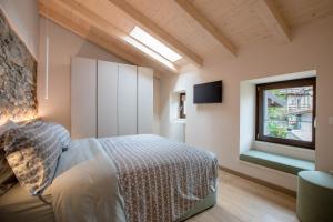 sypialnia z łóżkiem i oknem w obiekcie Ca Vincenza in Montorfano w mieście Mergozzo
