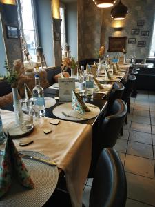 una fila de mesas y sillas en un restaurante en Gasthof Bräuhaus Lepple, en Vöhringen