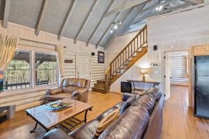 ein Wohnzimmer mit einem Sofa und einem Tisch in der Unterkunft Shadyview Ridge #104 in Sevierville