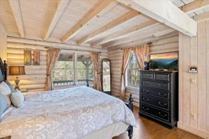 ein Schlafzimmer mit einem Bett und einem großen Fenster in der Unterkunft Shadyview Ridge #104 in Sevierville
