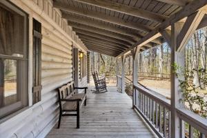 eine Veranda eines Hauses mit zwei Stühlen darauf in der Unterkunft Shadyview Ridge #104 in Sevierville