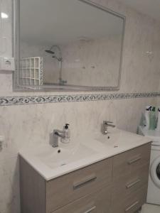 een badkamer met een wastafel en een spiegel bij Casa La Vista in Albatera