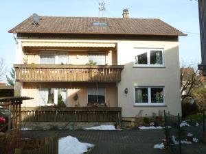 ein Haus mit einem Balkon und einer Terrasse in der Unterkunft Ferienwohnung Gäckle in Bad Liebenzell