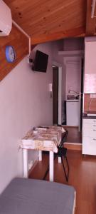 een kamer met een tafel in de hoek van een kamer bij Mansarda Nizza Tre in Turijn