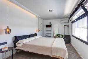 a bedroom with a large bed and a window at Mana EcoRetreat in Las Breñas