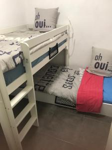 1 dormitorio con 2 literas y 1 cama en A Chic Four-Person Apartment By The Beach At Cap Ras, en Llançà
